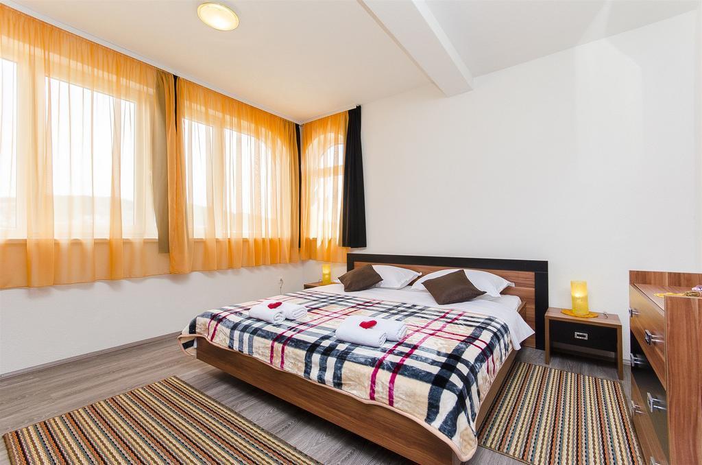 Apartments Branka Trogir Eksteriør billede