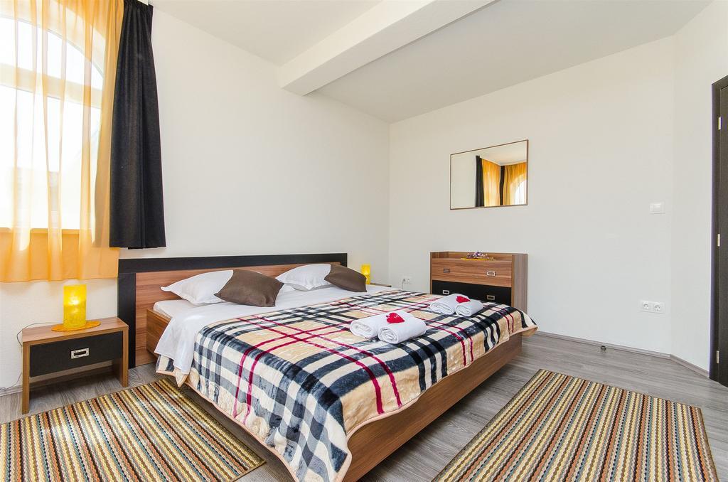Apartments Branka Trogir Eksteriør billede