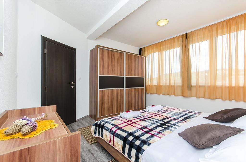 Apartments Branka Trogir Eksteriør billede
